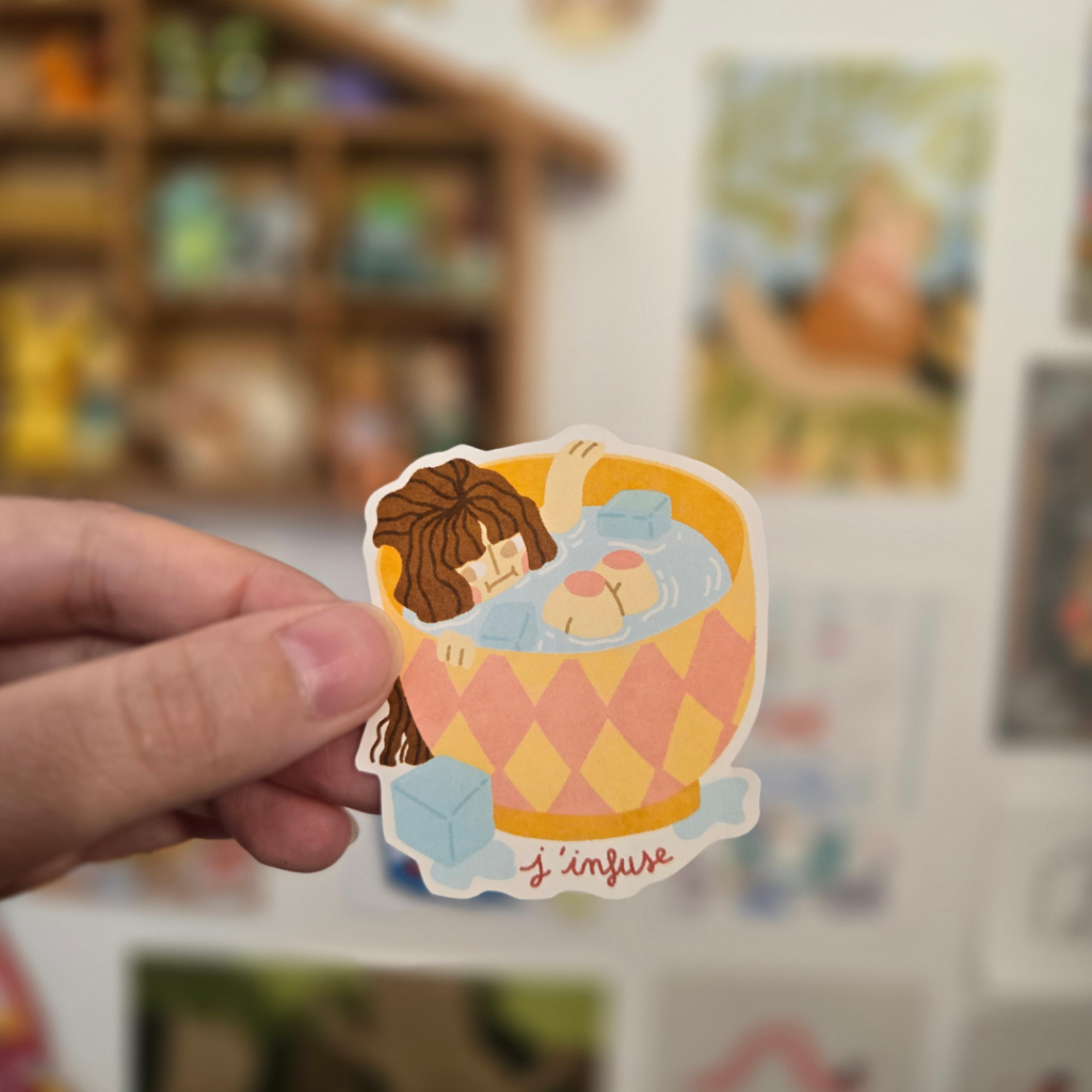 Photo d'un sticker illustré représentant un personnage un peu magique qui infuse dans une tasse